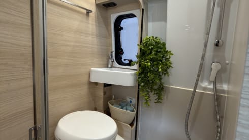Making Memories 14 – 2024 Chausson V697 buscamper uit 2025 Automaat, Off Grid, Lengte bedden,