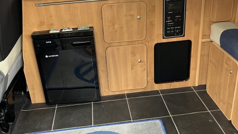 Shelly – 4 berth Volkswagen T5 campervan 