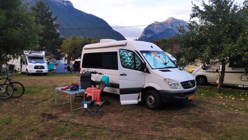 Co-Camper – Mercedes-Benz sprinter with wooden interior