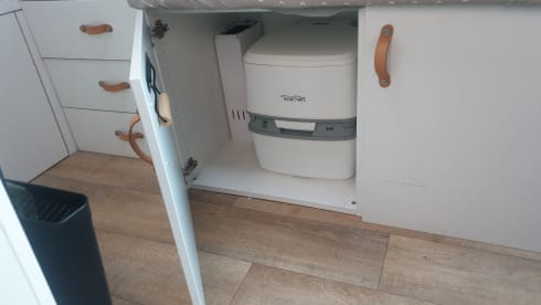 Jazzy – Volkswagen LT35 campervan from 2004, for 2 people