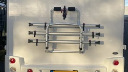 4p Challenger with queen-size bed, AIRCO and powerful 170 HP engine!