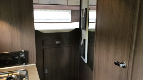 Young, luxurious, spacious, 6p. camper, 20 extra HP, large beds, 2 x air conditioning