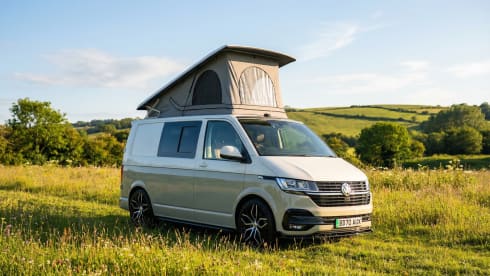 Vanellope – Maak kennis met Vanellope – een moderne VW T6.1 campervan (2020), voldoet aan de ULEZ-normen en biedt slaapgelegenheid voor 4 personen.