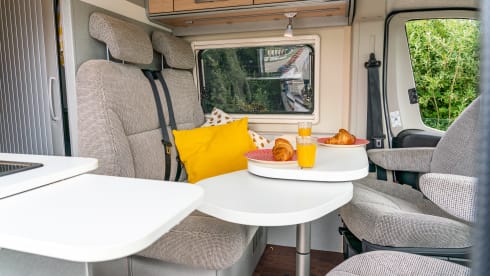Luxe Hymer buscamper met lengte bedden