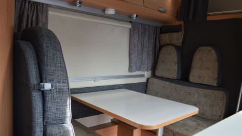 Beautiful complete and very neat 6-person camper (Fiat Ducato Adria Mobil)