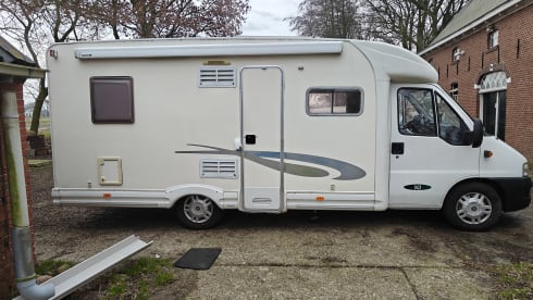 Mooie ruime camper, een trouwe bus – 4p McLouis semi-integrated uit 2003