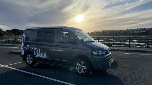 Dougie – Beautiful converted VW T5.1 Transporter 4 berth