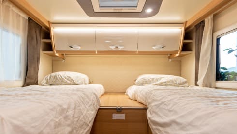 McLouis 1 Automaat – Premium Freedom! Modern Italian camper with single beds