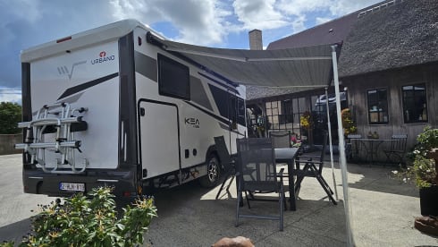 Luxury 4-person motorhome with bicycle rack and tow bar, model 2026