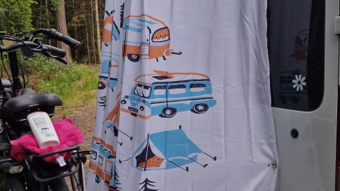 Oos Böske – Oos Böske – Buscamper 2/3 person Renault Master (2 x length bed!)