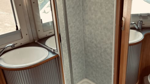 Veel plezier – 4p Adria Mobil alcove from 2004