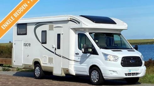 5p luxury camper with separate bed & pull-down bed