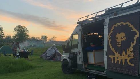 Leah – Beautifully converted wooden interior camper 
