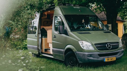 Stef – Cozy Off-grid Mercedes Campervan