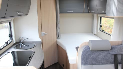 2/25 – Compact and luxurious 2-person camper with fixed bed in the back!