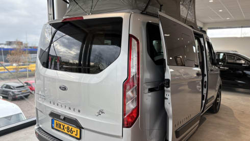 Campervan Bürstner per 4 persone, modello 2022.