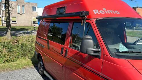 Ferrari onder de Volkswagens – 2p Volkswagen bus uit 2001