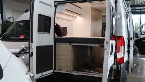 Roadhouse camperverhuur naam Surfer House – New Adria Mobil 2023 bus camper