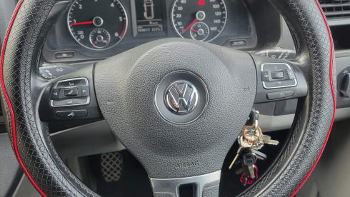MIDNIGHT – 4 berth VW campervan with poptop