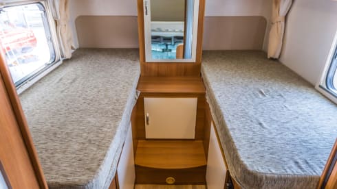 F-type – Length beds, 2 x air conditioning, satellite dish, 2 single beds, 200 extras