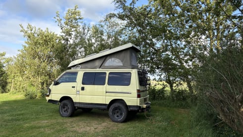 The beast, Mitsubishi L300 uit 1995 – Yellow 4x4 camper van – off-grid adventure & nature office in one!