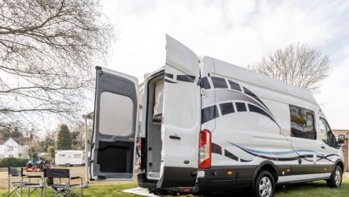 Hugo Away – Ford Transit Jumbo (Insurance included)
