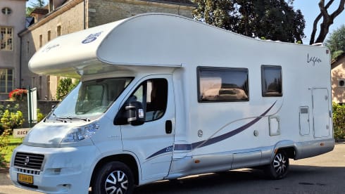 McLouis – Neat 6 person McLouis alcove camper with bunk bed