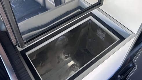 Alph – Cute Campervan 3 berth Toyota Alphard Auto