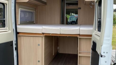 Luxurious and sustainable bus camper (automatic) with light interior and many extras