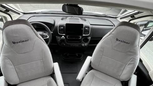 Benimar met queensbed, grote keuken en electrische fietsendrager