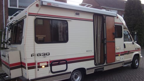 Nostalgic Oldtimer on LPG, 2/4p, fixed bed, roof racks.