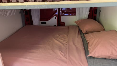 Off-grid campervan met twijfelaar stapelbed!