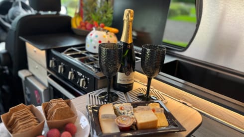 Van Damme – Renault traffic LWB luxury campervan ( 2 adults & pet friendly  )