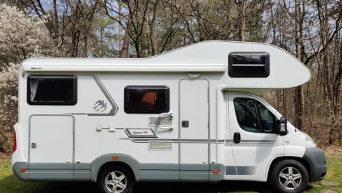 Knausie – Neat, Compact Four-person (family) Camper with two fixed beds