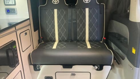 Luxuriöser Toyota Alphard Campervan