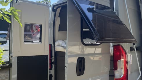 Camping-car 2 personnes (2024) McLouis Menfys Discovery Van 1