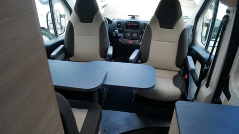 Carado 5.40 meter Buscamper, 2 sleeping - 4 seats.