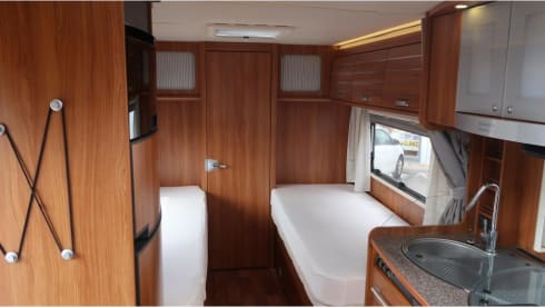 Globe-Drôme – 2 person semi-integrated Dethleffs camper 