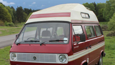 Poppy – VOLKSWAGEN T25 RETRO 1980'S 4 BERTH CAMPER, DIESEL HEATING, OFF GRID.