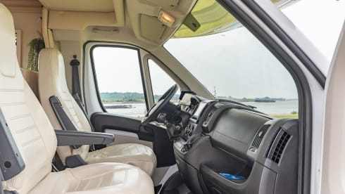 Fransie  – Luxury 5 person Alcove camper from 2017: Fransie