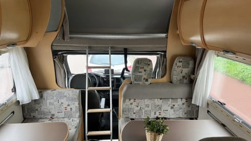 Nette 6-persoons familiecamper (Ford Granduca 77)