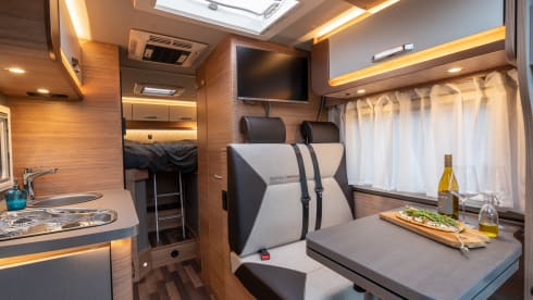 Pepper 3 Mercedes Benz – Super Mercedes Benz camper with TV, air conditioning and automatic transmission