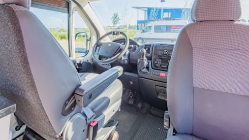 De vrijbuiter – 2p Peugeot camper van L 3/H2 from 2012