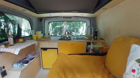 Zonnegeel – 3 person Mercedes-Benz bus from 2017