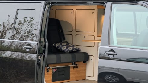 Hopper Zwart – 4p Volkswagen T6.1 from 2023. New bus!