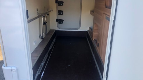 Fully furnished 2p camper Knaus W 2016 with length beds, air conditioning