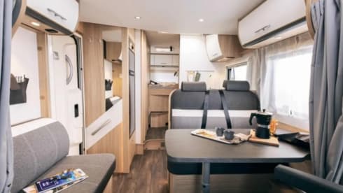 Sunlight T65 – Hele mooie ruime 4 persoons Sunlight camper uit 2022, veel bergruimte.