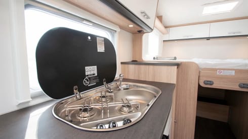 Luxe Sunlight V66 Adventure, semi-integrated camper