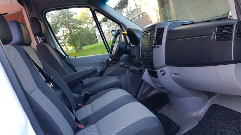 WanderVan Noé – Mooie zelfbouw camper voor 2P+kindje 