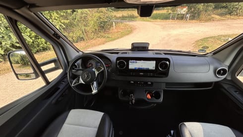 Prachtige Mercedes Benz 4 personen camper  – Uit gerust met Starlink satelliet internet 